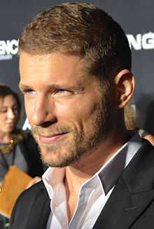 How tall is Matt Lauria?